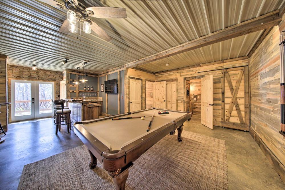 Stunning Escape with Loft, Hot Tub and Mtn Views!